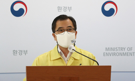 홍정기 환경부 차관이 3일 오전 세종시 정부세종청사에서 지난해 8월에 발생한 댐 하류 수해 원인 조사 결과에 따른 정부 후속 조치계획을 설명하고 있다. 연합뉴스